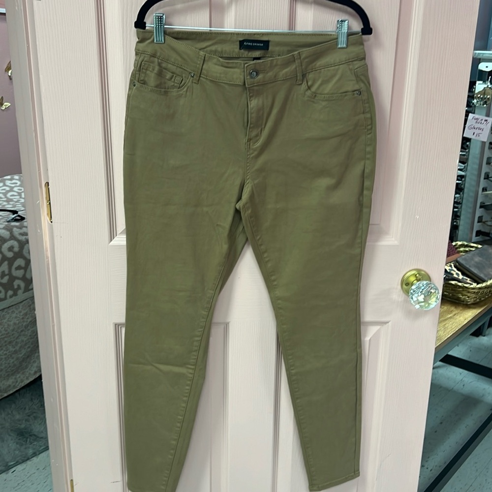 Women’s size 12 M  5pocket skinny khaki Jean NWOT